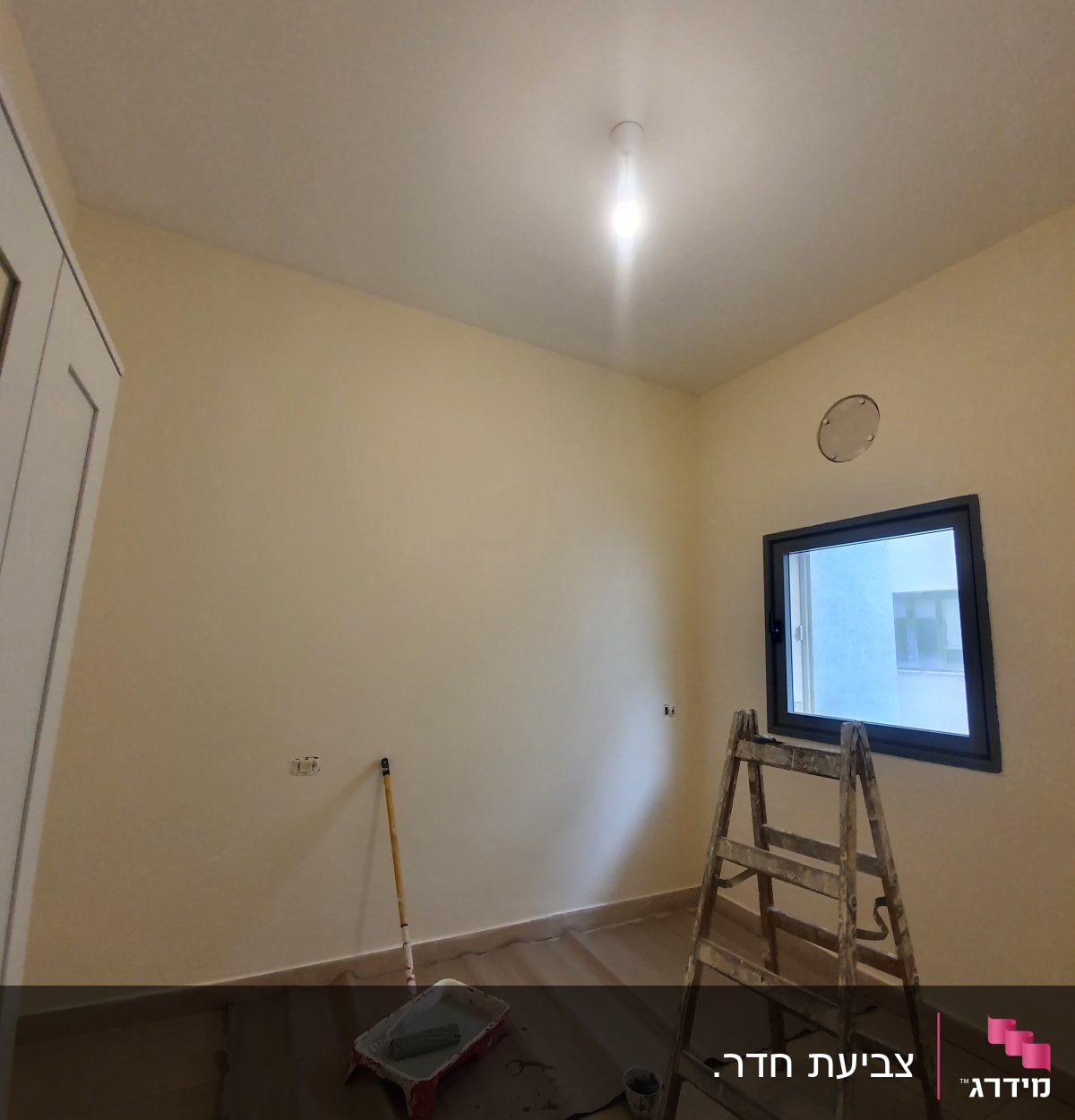 סולם, מגש צבע ומברשת בחדר צבוע